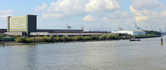 Panorama vom Gelände des Hamburger Übersee Zentrums an der Elbe im Stadtteil Kleiner Grasbrook.