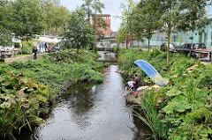 Projekt Seevekanal 2021 – KanalTag 2017;  Schulprojekt / Bezirksamt / Anwohner informieren über die ökologischen Maßnahmen am Seevekanal in Hamburg Harburg vor dem Phoenix Center.