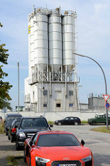 Industrieanlage mit Silos - parkende Autos in Hamburg Stellingen.