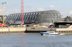 Blick über die Norderelbe zum Kirchenpauerkai und der Baustelle / Stahlkonstruktion vom Bahnhof Elbbrücken; ein Polizeiboot fährt Patrouille.