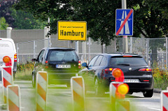 Autobahnabfahrt in Hamburg Stellingen; Schild Freie und Hansestadt Hamburg / Autobahn Ende.