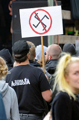 Demonstration "Bündnis gegen Rechts" in Hamburg - durchstrichenes Hakenkreuz, T-shirt Zona Antifascista.