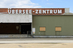Blick auf das alte HHLA Übersee-Zentrum im Hamburger Hafen - Stadtteil Kleiner Grasbrook. Das Übersee Zentrum wurde 1967 errichtet und war früher mit einer Lagerfläche von 100 000 m² der größte Verteilschuppen für Stückgutladung in der Welt.