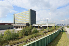 Verladestation / Bahngleise mit Rampe und Verwaltungsgebäude vom ehemaligen Übersee-Zentrum in Hamburg Kleiner Grasbrook.