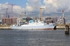 Kulturschiff Stubnitz an seinem Liegeplatz Kirchenpauerkai, dahinter Baustellen mit Baukränen am Baakenhafen.