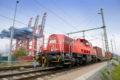Güterzug / Lokomotive, Rangierlok 261 091 - 3 beim Waltershofer Hafen in Hamburg.