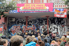 Konzert an der Roten Flora im Hamburger Schanzenviertel - Zeit für einen Aufschrei, unsere Alternative heisst Solidarität.