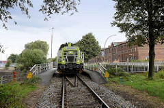 Lokomotive der Hafenbahn, Güterzug an der Dessauer Strasse in Hamburg Kleiner Grasbrook. Diesellok Vossloh G6 Captrain, Rangierlok im Hamburger Hafen.