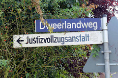Strassenschild Dweerlandweg in Hamburg Billwerder - Justizvollzugsanstalt.