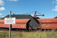 Förderanlage und offen Güterwagen - Schüttgutwaggons am Sandauhafen in Hamburg Altenwerder. Schild - Hinweis: Achtung Funkferngesteuerter Rangierbetrieb. Überschreiten der Gleise verboten.