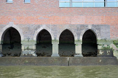Fundament, Kasematten - ursprüngliche Architektur am Zollkanal in der Hamburger Speicherstadt / Hafencity.