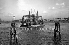 Die Eisenbahnfähre "Fährschiff II" überquert mit einigen Güterwaggons den Köhlbrand; das Fährschiff, auch Trajekt genannt, war bis zum Bau der Köhlbrandbrücke 1974 die einzige direkte Verbindung von Waltershof nach Steinwerder.