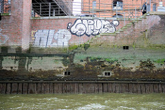 Alte Kaimauer, Ziegelmauer am Zollkanal in der Hamburger Speicherstadt / Hafencity bei der Kibbelstegbrücke.
