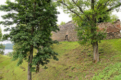 Reste alter Mauern / Tor der Ordensburg auf dem Schlossberg  in Fellin / Viljandi, Estland.