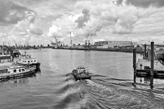 Blick von der Brücke Dessauer Straße auf den Hansahafen in Hamburg Kleiner Grasbrook; re. der O'Swaldkai und das Furcht und Kühl-Zentrum der HHLA: