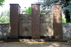 Denkmal der Weltkriege - Unseren Gefallenen zum Gedenken; unseren Kriegsopfern draussen und daheim; Hamburg Stellingen.
