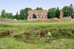 Reste alter Mauern / Tor der Ordensburg auf dem Schlossberg  in Fellin / Viljandi, Estland.