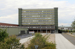Blick auf das alte HHLA Übersee-Zentrum im Hamburger Hafen - Stadtteil Kleiner Grasbrook. Das Übersee Zentrum wurde 1967 errichtet und war früher mit einer Lagerfläche von 100 000 m² der größte Verteilschuppen für Stückgutladung in der Welt.