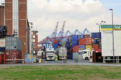 Lastwagenverkehr, Einfahrt zum Ross Hafen Terminal auf Hamburg Steinwerder.