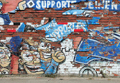 Fotos aus Hamburg Stellingen - alte Ziegelmauer mit abgeblättertem Putz, Grafitti HSV Supporter.