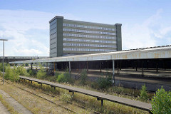 Verladestation / Bahngleise mit Rampe und Verwaltungsgebäude vom ehemaligen Übersee-Zentrum in Hamburg Kleiner Grasbrook.