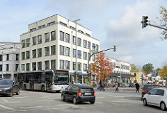 Blick von der Blankeneser Bahnhofstraße zum Erik-Blumenfeldplatz in Hamburg Blankenese - im Hintergrund das Bahnhofsgebäude.