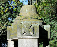 Denkmal an die Gefallenen der Weltkriege - mit Stahlhelm und Eisernem Kreuz -  Vorplatz der Kirche St. Gertrud in Hamburg Altenwerder.
