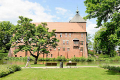Blick vom Schlosspark über den Schlossteich zum Schloss in Winsen / Luhe. Befestigungsanlage aus der Renaissance - Ursprungsbau aus dem 14. Jahrhundert. Jetzt Nutzung als Gerichtsgebäude und Museum.