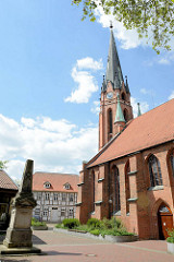 St. Marienkirche in Winsen / Luhe; spätgotische Hallenkirche, fertiggestellt um 1465 - neugotischer Turm von 1899.
