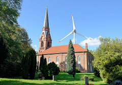 Kirche St. Gertrud in Hamburg Altenwerder; der Friedhof und die Kirche sind die einzig erhaltenen Reste des ehem. Fischerdorfs Hamburg Altenwerder.