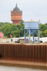 Hafen von Torgau - Spundwand und Schüttgutsilo; im Hintergrund der Wasserturm.