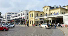 Erik-Blumenfeld-Platz, restauriertes Bahnhofsgebäude und Neubauten im Hamburger Stadtteil Blankenese.