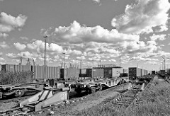 Prellbock und Containerzüge am EUROGATE Containerbahnhof im Hamburger Stadtteil Waltershof.
