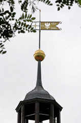 Spitze vom Treppenturm des Schlosses Pretzsch (Elbe);  goldene Wetterfahne mit der Inschrift CE 1724 + 2001.