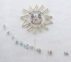 Vertikale Sonnenuhr mit gestütztem Polstab - Giebel am Schloss Pretzsch.
