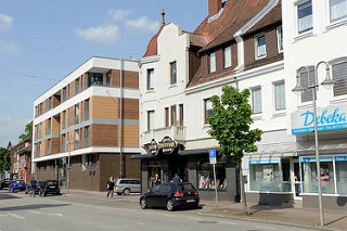 Mehrstöckige Altbauten mit Geschäften, moderner Wohnungsneubau in der Bahnhofsstraße von Winsen Luhe.