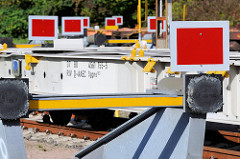 Prellböcke / Puffer am Eurogate Containerbahnhofin Hamburg Waltershof - der Gleisabschluss wird mit einem roten Schild markiert.
