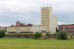 Blick vom Elbdeich zur Industriearchitektur der Muskatorwerke / Mischfutterhersteller am Hafen in Riesa; 2013 wurde der Prodkuktionstandort stillgelegt, die Firma ging in Insolvenz.
