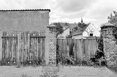Alte Einfahrten / Holztor einer Garage in Pretzsch.