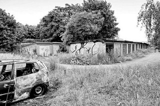 Alte Garagen, ausgebranntes Auto - Gewerbegebiet in Torgau / Sachsen.