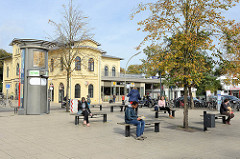 Bahnhofsvorplatz - Erik Blumenfeldplatz am S-Bahnhof Hamburg Blankenese.