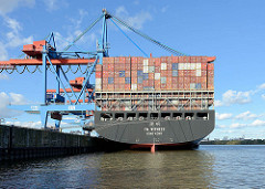 Containerfrachter YM Wittness unter Containerbrücken am Container Terminal Hamburg Altenwerder; das Containerschiff hat eine Länge von 368 m und kann14080 Container transportieren.