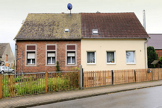 Doppelhäuser mit unterschiedlicher Fassaden - und Dachgestaltung + Strassenzäune - Architektur in Wartenburg.