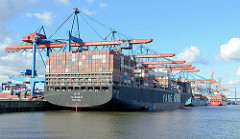 Containerfrachter YM Wittness unter Containerbrücken am Container Terminal Hamburg Altenwerder; das Containerschiff hat eine Länge von 368 m und kann14080 Container transportieren.
