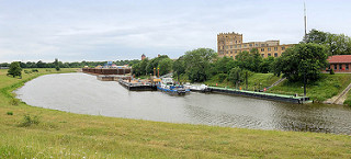 Hafen in Torgau / Elbe; Arbeitsboote liegen am Anleger; re. das gelbe Backsteingebäude / gelbe Klinkerfassade der ehem. Marmeladenfabrik Leue & Weise; später Stahlgießerei; dann Steingutfabrik Villeroy & Boch - erbaut um 1900.