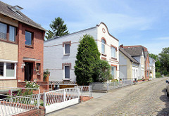 Einzelhäuser, Wohnhäuser aus unterschiedlichen Bauepochen - Architektur in der Geesthachter Hafenstraße.