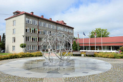 Neues Rathaus / Stadtverwaltung in Limbaži / Lemsal - Brunnen mit Metallkugel.