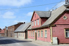 Traditionelle Wohnhäuser / Holzarchitektur - Holzfassade an der Jūras iela in Limbaži / Lemsal.