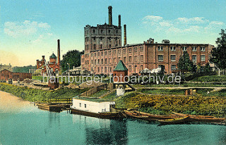 Historische Ansicht vom Hafen in Torgau an der Elbe - Pegelturm und Fabrikgebäude, Klinkerarchitektur - im Hintergrund der Wasserturm von Torgau.