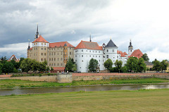 Blick über die Elbe zum Schloss Hartenfels in Torgau. Der Schlossbau wurde im 15. Jahrhundert von Konrad Pflüger, einem Schüler Arnolds von Westfalen begonnen und im 16. Jahrhundert von Konrad Krebs fortgeführt. Es handelt sich um das größte vollstän